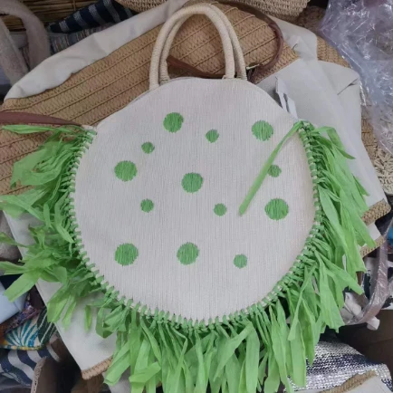 Ntsuab ntawv paj ntaub puag ncig lub hnab nrog tassels