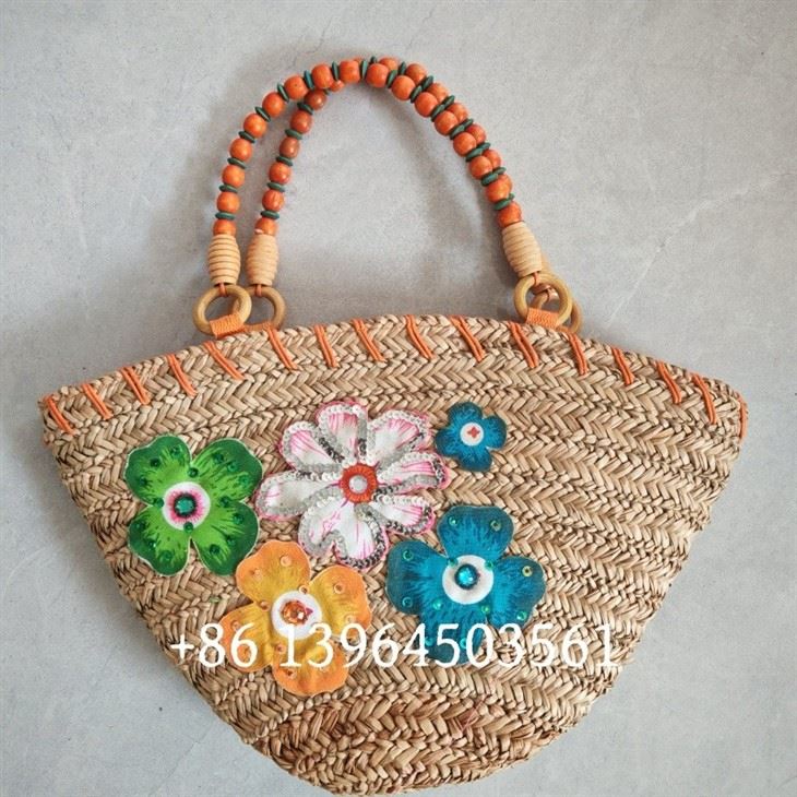 Cov poj niam straw handbags nrog paj ntaub