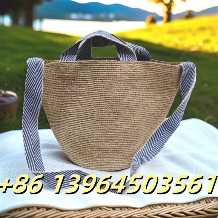 Raffia poj niam lub hnab ntim nrog lub pluaj paj rwb