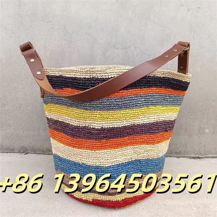 Muaj yeeb yuj raffia thoob nrog cov tawv tiag