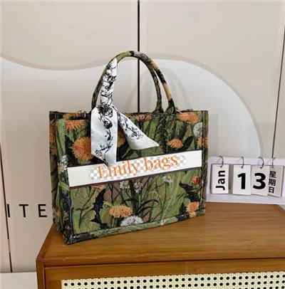 Cov Poj Niam Canvas Handbags